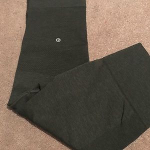 Lululemon ebb to street crop size 4
